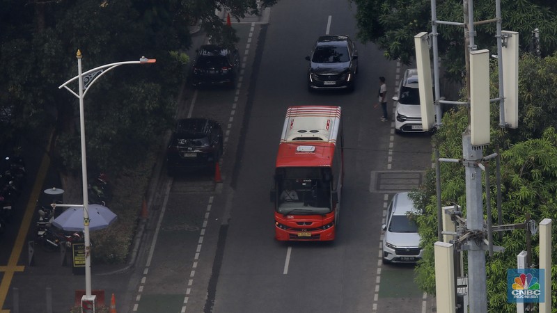 Sejumlah armada bus Transjakarta dan MRT melintas di Jalan ASEAN, Jakarta, Selasa (1/7/2025). (CNBC Indonesia/Muhammad Sabki)