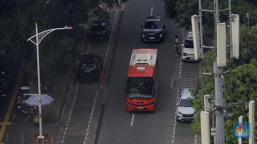 Sejumlah armada bus Transjakarta dan MRT melintas di Jalan ASEAN, Jakarta, Selasa (1/7/2025). (CNBC Indonesia/Muhammad Sabki)