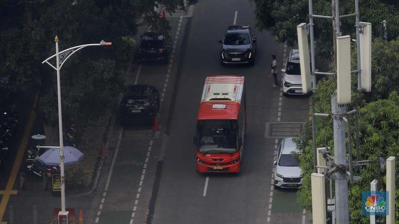 Sejumlah armada bus Transjakarta dan MRT melintas di Jalan ASEAN, Jakarta, Selasa (1/7/2025). (CNBC Indonesia/Muhammad Sabki)
