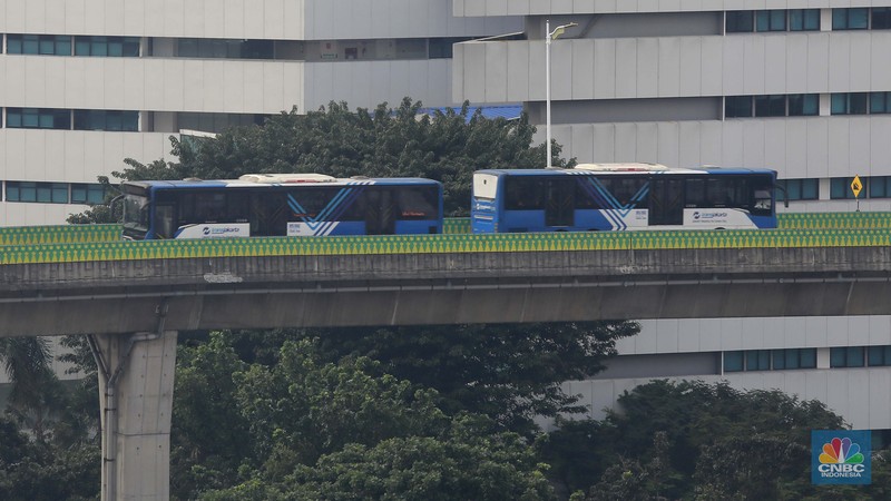 Sejumlah armada bus Transjakarta dan MRT melintas di Jalan ASEAN, Jakarta, Selasa (1/7/2025). (CNBC Indonesia/Muhammad Sabki)