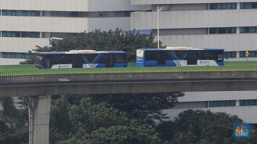 Sejumlah armada bus Transjakarta dan MRT melintas di Jalan ASEAN, Jakarta, Selasa (1/7/2025). (CNBC Indonesia/Muhammad Sabki)