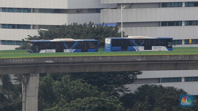 Sejumlah armada bus Transjakarta dan MRT melintas di Jalan ASEAN, Jakarta, Selasa (1/7/2025). (CNBC Indonesia/Muhammad Sabki)