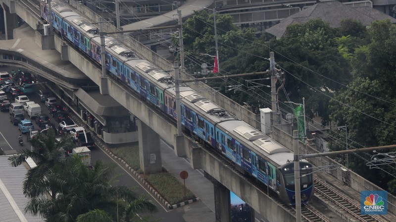 Sejumlah armada bus Transjakarta dan MRT melintas di Jalan ASEAN, Jakarta, Selasa (1/7/2025). (CNBC Indonesia/Muhammad Sabki)