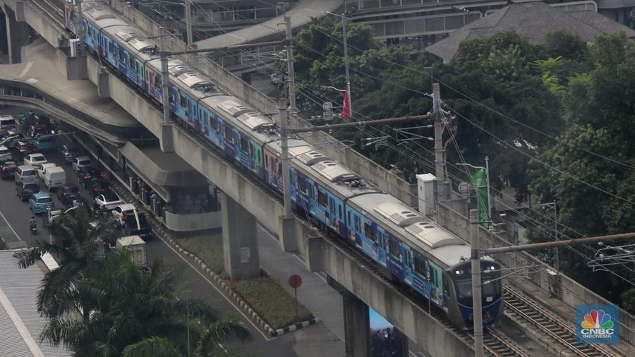 Sejumlah armada bus Transjakarta dan MRT melintas di Jalan ASEAN, Jakarta, Selasa (1/7/2025). (CNBC Indonesia/Muhammad Sabki)