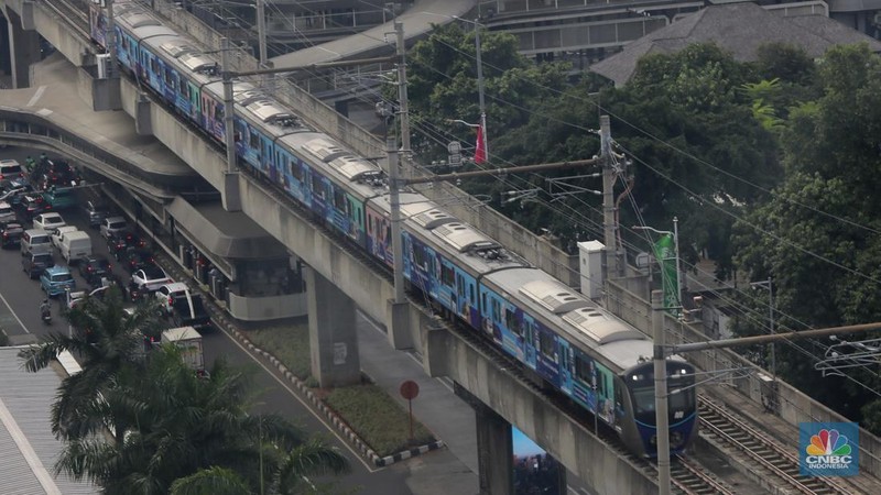 Sejumlah armada bus Transjakarta dan MRT melintas di Jalan ASEAN, Jakarta, Selasa (1/7/2025). (CNBC Indonesia/Muhammad Sabki)