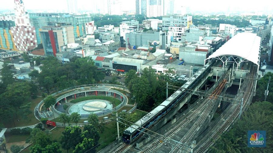 Sejumlah armada MRT melintas di Jalan ASEAN, Jakarta, Selasa (1/7/2025). (CNBC Indonesia/Muhammad Sabki)