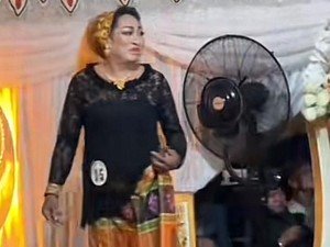 Heboh Fashion Show Waria Pakai Kebaya Bugis di Barru Saat Pesta Pengantin