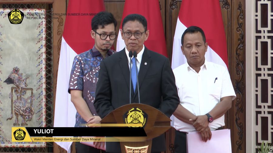 Wakil Menteri ESDM Yuliot Tanjung saat Konferensi Pers tentang Peraturan Menteri ESDM No.14 tahun 2025 tentang Kerja Sama Pengelolaan Bagian Wilayah Kerja untuk Peningkatan Produksi Migas di Gedung Kementerian ESDM, Jakarta, Selasa (01/07/2025). (Tangkapan layar youtube Kementerain ESDM)