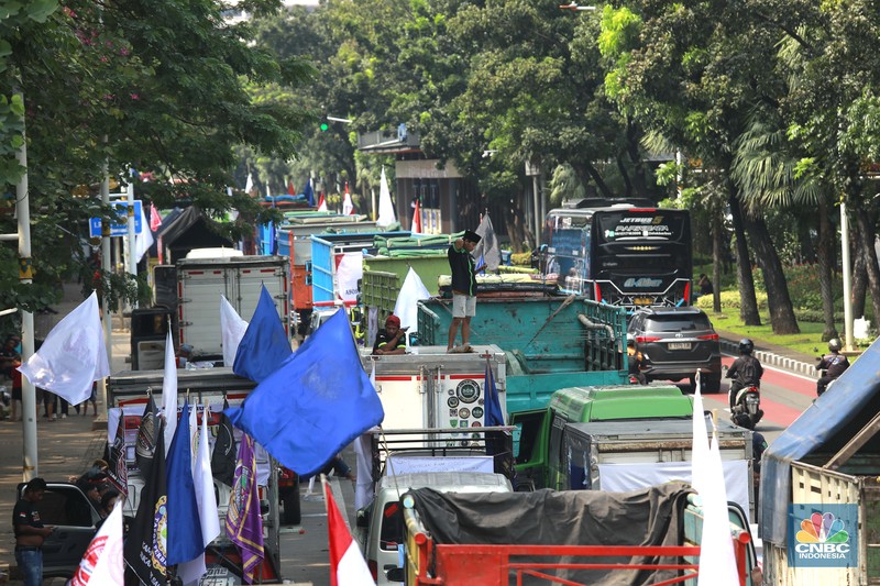 Aksi demonstrasi sopir truk di jalan Medan Merdeka Selatan, Jakarta pada Rabu (2/7/2025). (CNBC Indonesia/Muhammad Sabki)