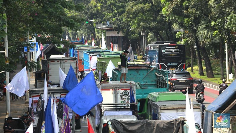 Aksi demonstrasi sopir truk di jalan Medan Merdeka Selatan, Jakarta pada Rabu (2/7/2025). (CNBC Indonesia/Muhammad Sabki)
