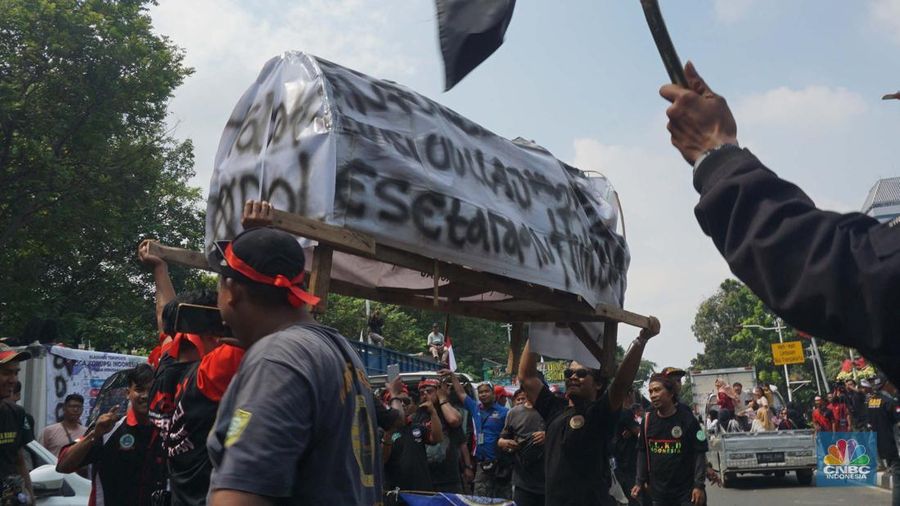Aksi demonstrasi sopir truk di jalan Medan Merdeka Selatan, Jakarta pada Rabu (2/7/2025). (CNBC Indonesia/Muhammad Sabki)