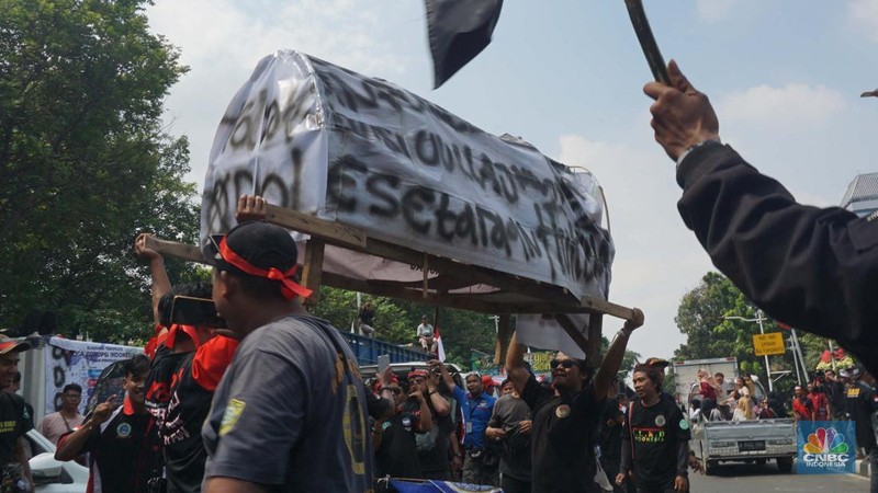 Aksi demonstrasi sopir truk di jalan Medan Merdeka Selatan, Jakarta pada Rabu (2/7/2025). (CNBC Indonesia/Muhammad Sabki)