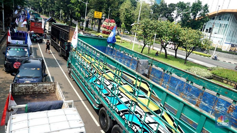 Aksi demonstrasi sopir truk di jalan Medan Merdeka Selatan, Jakarta pada Rabu (2/7/2025). (CNBC Indonesia/Muhammad Sabki)