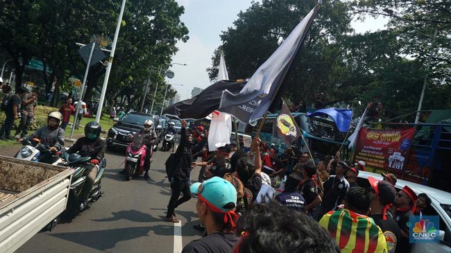 Penampakan Jalan Medan Merdeka Selatan Dikepung Truk, Lalin Lumpuh