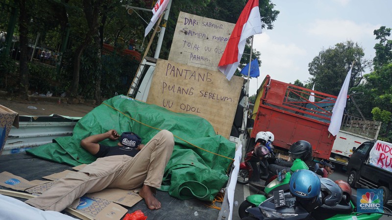 Aksi demonstrasi sopir truk di jalan Medan Merdeka Selatan, Jakarta pada Rabu (2/7/2025). (CNBC Indonesia/Muhammad Sabki)