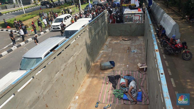 Aksi demonstrasi sopir truk di jalan Medan Merdeka Selatan, Jakarta pada Rabu (2/7/2025). (CNBC Indonesia/Muhammad Sabki)