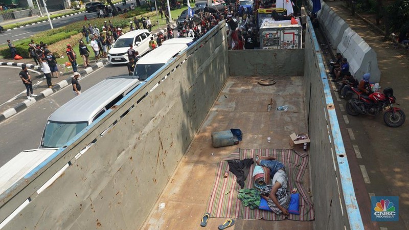 Aksi demonstrasi sopir truk di jalan Medan Merdeka Selatan, Jakarta pada Rabu (2/7/2025). (CNBC Indonesia/Muhammad Sabki)