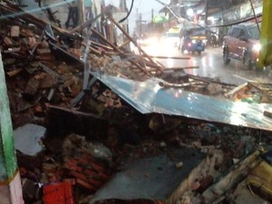 Bangunan Bekas Pabrik Roti di Tebet Ambruk Akibat Hujan Deras