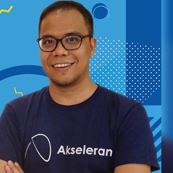 OJK Sanksi Akseleran, Ini Profil Bosnya