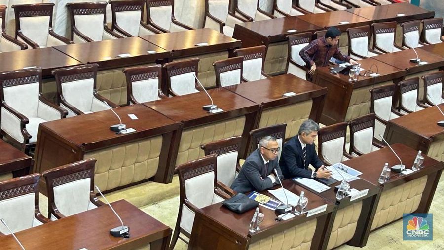 Dua Calon ADK Wakil Ketua DK LPS, Doddy Zulverdi dan Farid Azhar Nasution di Fit and Proper Test Komisi XI DPR RI. (CNBC Indonesia/Firda Dwi Muliawati)