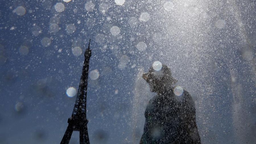 Gelombang panas ekstrem melanda Prancis, Selasa (1/7/2025). (REUTERS/Tom Nicholson)