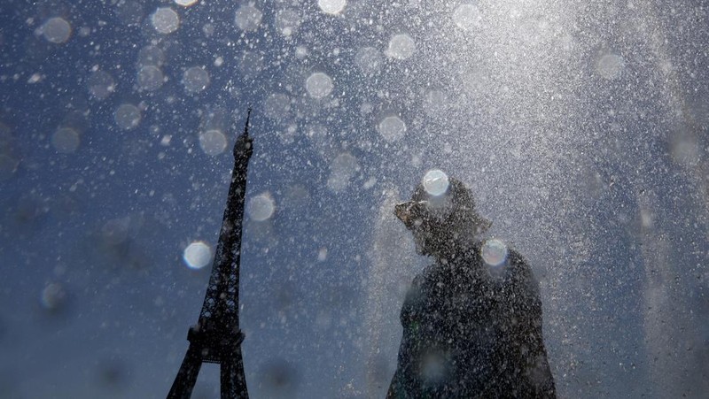 Gelombang panas ekstrem melanda Prancis, Selasa (1/7/2025). (REUTERS/Tom Nicholson)
