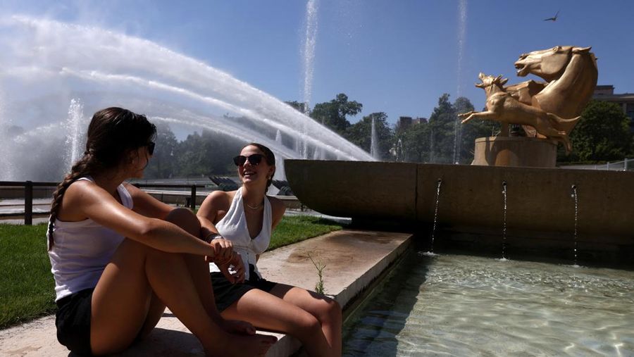 Gelombang panas ekstrem melanda Prancis, Selasa (1/7/2025). (REUTERS/Tom Nicholson)