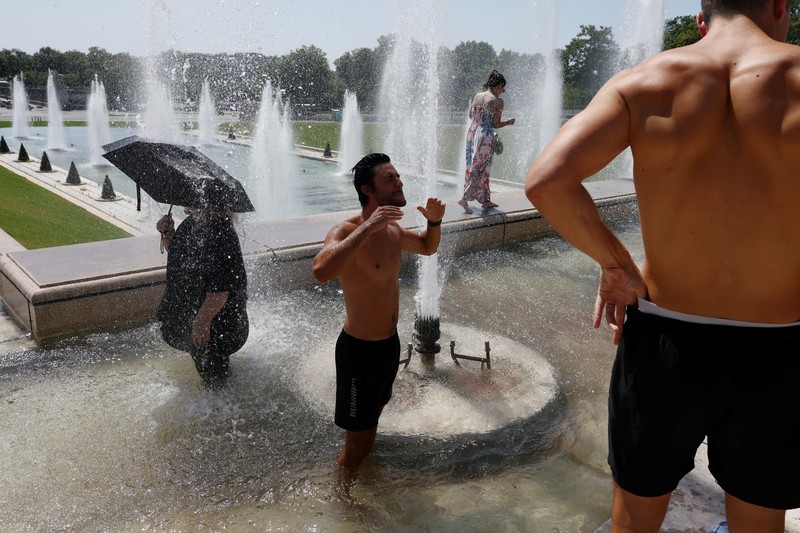 Gelombang panas ekstrem melanda Prancis, Selasa (1/7/2025). (REUTERS/Tom Nicholson)