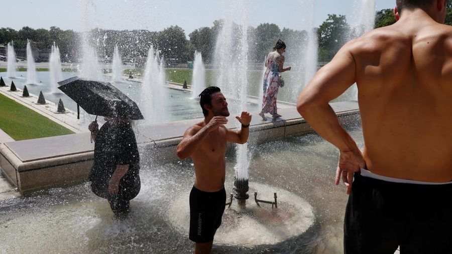 Gelombang panas ekstrem melanda Prancis, Selasa (1/7/2025). (REUTERS/Tom Nicholson)