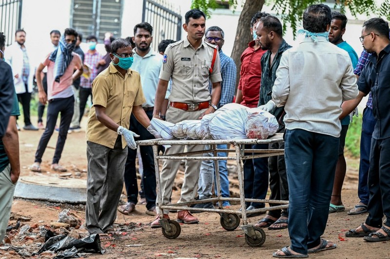 Petugas penyelamat mencari korban selamat setelah ledakan dan kebakaran di sebuah pabrik kimia, di Sangareddy, di negara bagian selatan Telangana, India, 30 Juni 2025. Petugas penyelamat mencari korban selamat setelah ledakan dan kebakaran di sebuah pabrik kimia, di Sangareddy, di negara bagian selatan Telangana, India, 30 Juni 2025. (REUTERS/Stringer)