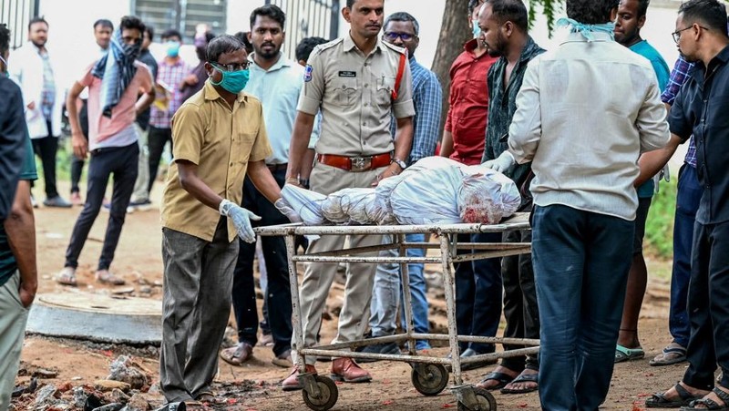 Petugas penyelamat mencari korban selamat setelah ledakan dan kebakaran di sebuah pabrik kimia, di Sangareddy, di negara bagian selatan Telangana, India, 30 Juni 2025. (REUTERS/Stringer)