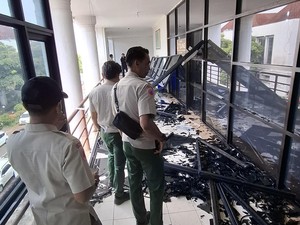 Hujan Angin Landa Tanjungpinang, Kaca Gedung Pemprov Pecah-Pohon Tumbang
