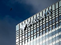 Kantor pusat bank Inggris Barclays terlihat di distrik Canary Wharf, London pada tanggal 15 Februari 2016. (AFP/LEON NEAL)