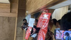 Koalisi Masyarakat Sipil Geruduk Fadli Zon di DPR: Setop Pemutihan Sejarah!