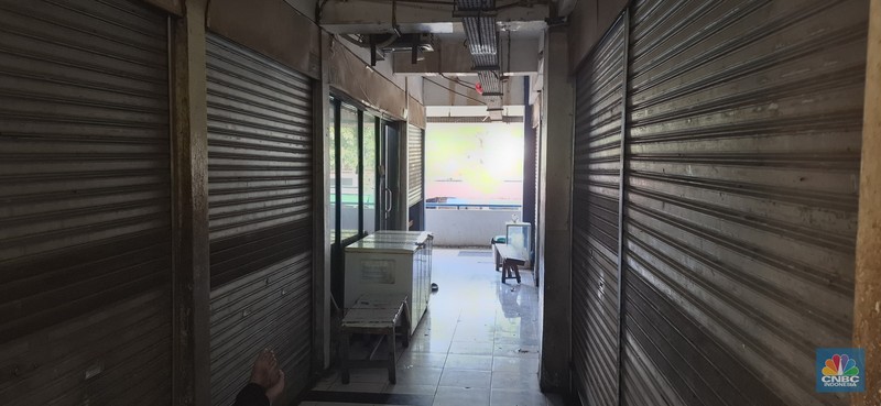 Kondisi Pasar Kramat Jati Jakarta Timur pun tak luput diterpa sepinya pelanggan, pada Selasa (1/7/2025). Kondisi Pasar Kramat Jati Jakarta Timur pun tak luput diterpa sepinya pelanggan, pada Selasa (1/7/2025). (CNBC Indonesia/Chandra Dwi Pranata)