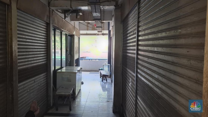 Kondisi Pasar Kramat Jati Jakarta Timur pun tak luput diterpa sepinya pelanggan, pada Selasa (1/7/2025). (CNBC Indonesia/Chandra Dwi Pranata)
