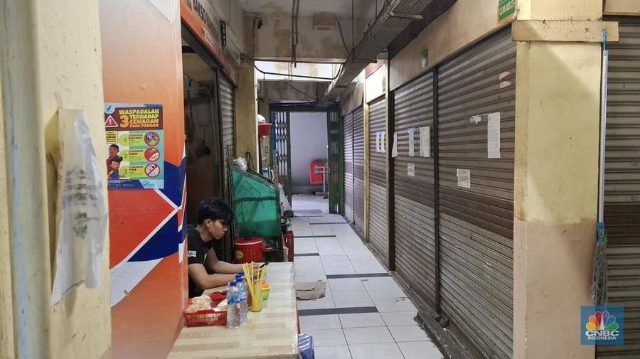 Kondisi Pasar Kramat Jati Jakarta Timur pun tak luput diterpa sepinya pelanggan, pada Selasa (1/7/2025). (CNBC Indonesia/Chandra Dwi Pranata)