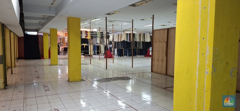 Kondisi Pasar Kramat Jati Jakarta Timur pun tak luput diterpa sepinya pelanggan, pada Selasa (1/7/2025). Kondisi Pasar Kramat Jati Jakarta Timur pun tak luput diterpa sepinya pelanggan, pada Selasa (1/7/2025). (CNBC Indonesia/Chandra Dwi Pranata)