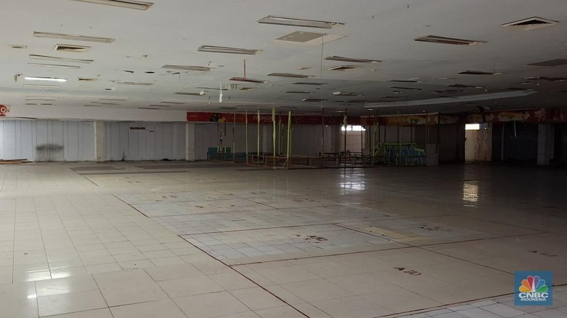 Kondisi Pasar Kramat Jati Jakarta Timur pun tak luput diterpa sepinya pelanggan, pada Selasa (1/7/2025). (CNBC Indonesia/Chandra Dwi Pranata)