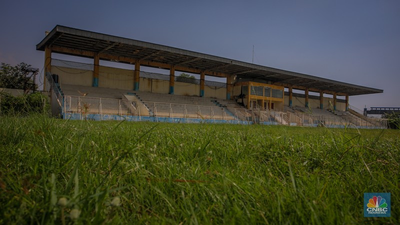 Kondisi tak terawat Stadion Kamal Muara di Penjaringan, Jakarta Utara, Rabu (2/7/2025). Stadion Kamal Muara yang pada masanya menjadi kebanggan warga Jakarta Utara kini kondisinya sangat memperihatinkan dengan rumput-rumput liar yang sudah menjadi pemandangan umum. (CNBC Indonesia/Faisal Rahman) Kondisi tak terawat Stadion Kamal Muara di Penjaringan, Jakarta Utara, Rabu (2/7/2025). Stadion Kamal Muara yang pada masanya menjadi kebanggan warga Jakarta Utara kini kondisinya sangat memperihatinkan dengan rumput-rumput liar yang sudah menjadi pemandangan umum. (CNBC Indonesia/Faisal Rahman)