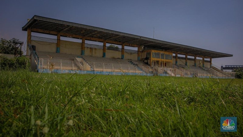 Kondisi tak terawat Stadion Kamal Muara di Penjaringan, Jakarta Utara, Rabu (2/7/2025). Stadion Kamal Muara yang pada masanya menjadi kebanggan warga Jakarta Utara kini kondisinya sangat memperihatinkan dengan rumput-rumput liar yang sudah menjadi pemandangan umum. (CNBC Indonesia/Faisal Rahman)