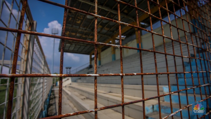Kondisi tak terawat Stadion Kamal Muara di Penjaringan, Jakarta Utara, Rabu (2/7/2025). Stadion Kamal Muara yang pada masanya menjadi kebanggan warga Jakarta Utara kini kondisinya sangat memperihatinkan dengan rumput-rumput liar yang sudah menjadi pemandangan umum. (CNBC Indonesia/Faisal Rahman) Kondisi tak terawat Stadion Kamal Muara di Penjaringan, Jakarta Utara, Rabu (2/7/2025). Stadion Kamal Muara yang pada masanya menjadi kebanggan warga Jakarta Utara kini kondisinya sangat memperihatinkan dengan rumput-rumput liar yang sudah menjadi pemandangan umum. (CNBC Indonesia/Faisal Rahman)
