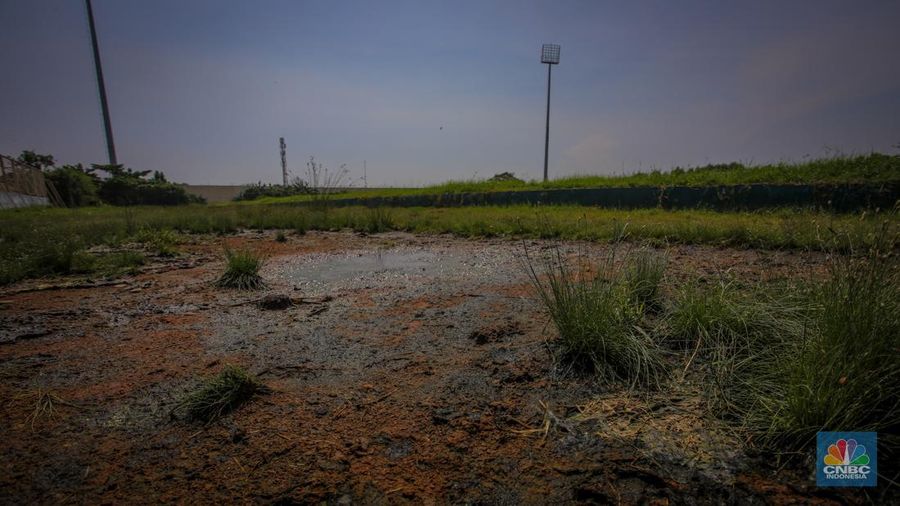 Kondisi tak terawat Stadion Kamal Muara di Penjaringan, Jakarta Utara, Rabu (2/7/2025). Stadion Kamal Muara yang pada masanya menjadi kebanggan warga Jakarta Utara kini kondisinya sangat memperihatinkan dengan rumput-rumput liar yang sudah menjadi pemandangan umum. (CNBC Indonesia/Faisal Rahman)