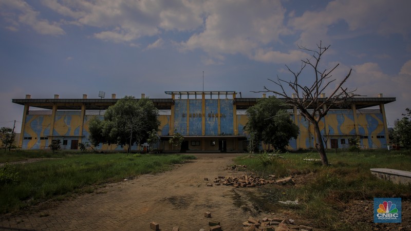 Kondisi tak terawat Stadion Kamal Muara di Penjaringan, Jakarta Utara, Rabu (2/7/2025). Stadion Kamal Muara yang pada masanya menjadi kebanggan warga Jakarta Utara kini kondisinya sangat memperihatinkan dengan rumput-rumput liar yang sudah menjadi pemandangan umum. (CNBC Indonesia/Faisal Rahman) Kondisi tak terawat Stadion Kamal Muara di Penjaringan, Jakarta Utara, Rabu (2/7/2025). Stadion Kamal Muara yang pada masanya menjadi kebanggan warga Jakarta Utara kini kondisinya sangat memperihatinkan dengan rumput-rumput liar yang sudah menjadi pemandangan umum. (CNBC Indonesia/Faisal Rahman)