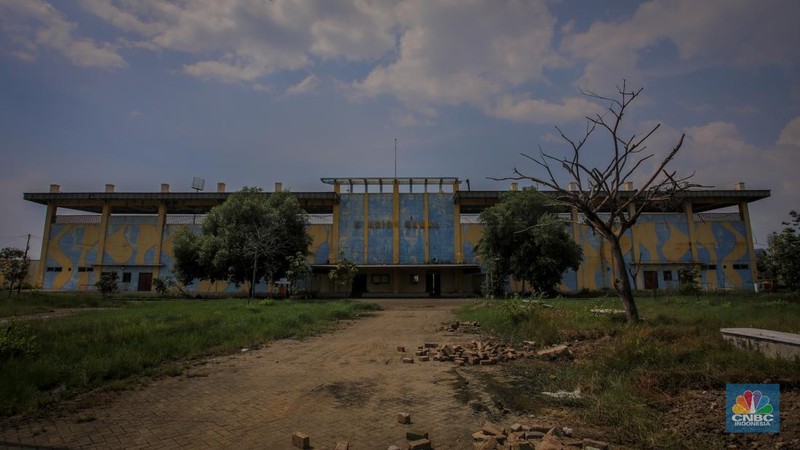 Kondisi tak terawat Stadion Kamal Muara di Penjaringan, Jakarta Utara, Rabu (2/7/2025). Stadion Kamal Muara yang pada masanya menjadi kebanggan warga Jakarta Utara kini kondisinya sangat memperihatinkan dengan rumput-rumput liar yang sudah menjadi pemandangan umum. (CNBC Indonesia/Faisal Rahman)