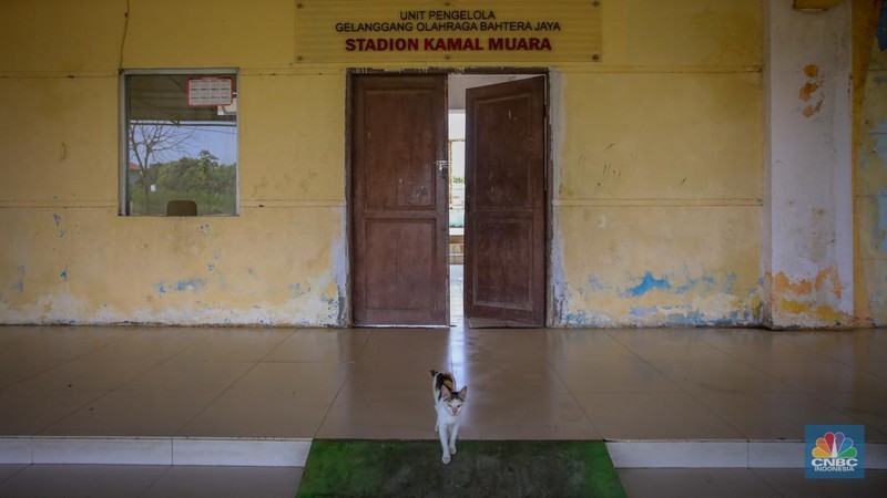 Kondisi tak terawat Stadion Kamal Muara di Penjaringan, Jakarta Utara, Rabu (2/7/2025). Stadion Kamal Muara yang pada masanya menjadi kebanggan warga Jakarta Utara kini kondisinya sangat memperihatinkan dengan rumput-rumput liar yang sudah menjadi pemandangan umum. (CNBC Indonesia/Faisal Rahman)