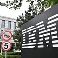 Logo IBM terlihat di pintu masuk gedung China System Center di Beijing pada 26 Agustus 2024. (AFP/PEDRO PARDO)