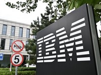Logo IBM terlihat di pintu masuk gedung China System Center di Beijing pada 26 Agustus 2024. (AFP/PEDRO PARDO)