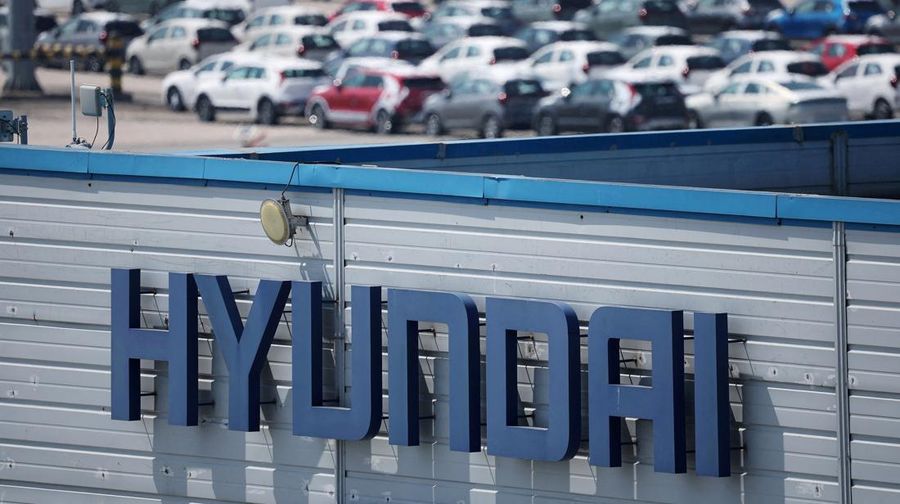 Logo perusahaan pembuat mobil terbesar Korea Selatan, Hyundai Motor, terlihat di pelabuhan Pyeongtaek di Pyeongtaek, Korea Selatan, 15 April 2025. (REUTERS/Kim Hong-Ji/Foto Arsip)