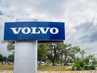 Logo Volvo dipajang di dealer Volvo Cars Hill Country pada 04 September 2024 di Austin, Texas. (Getty Images via AFP/BRANDON BELL)
